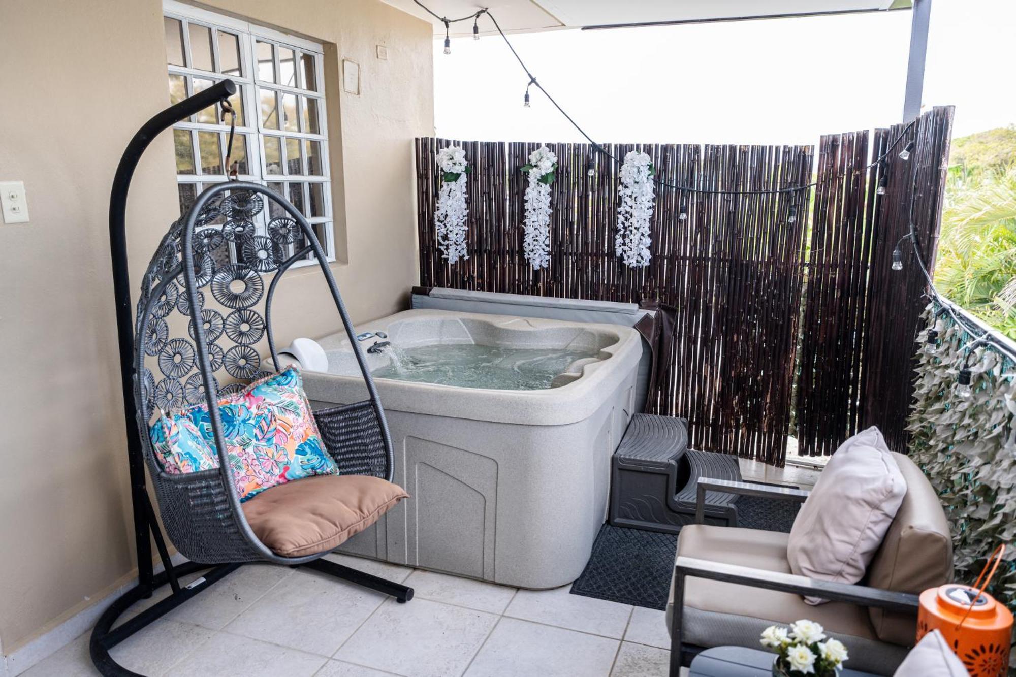 Appartement Private Jacuzzi Oasis With Mountain Views And Free Parking à Ponce Extérieur photo