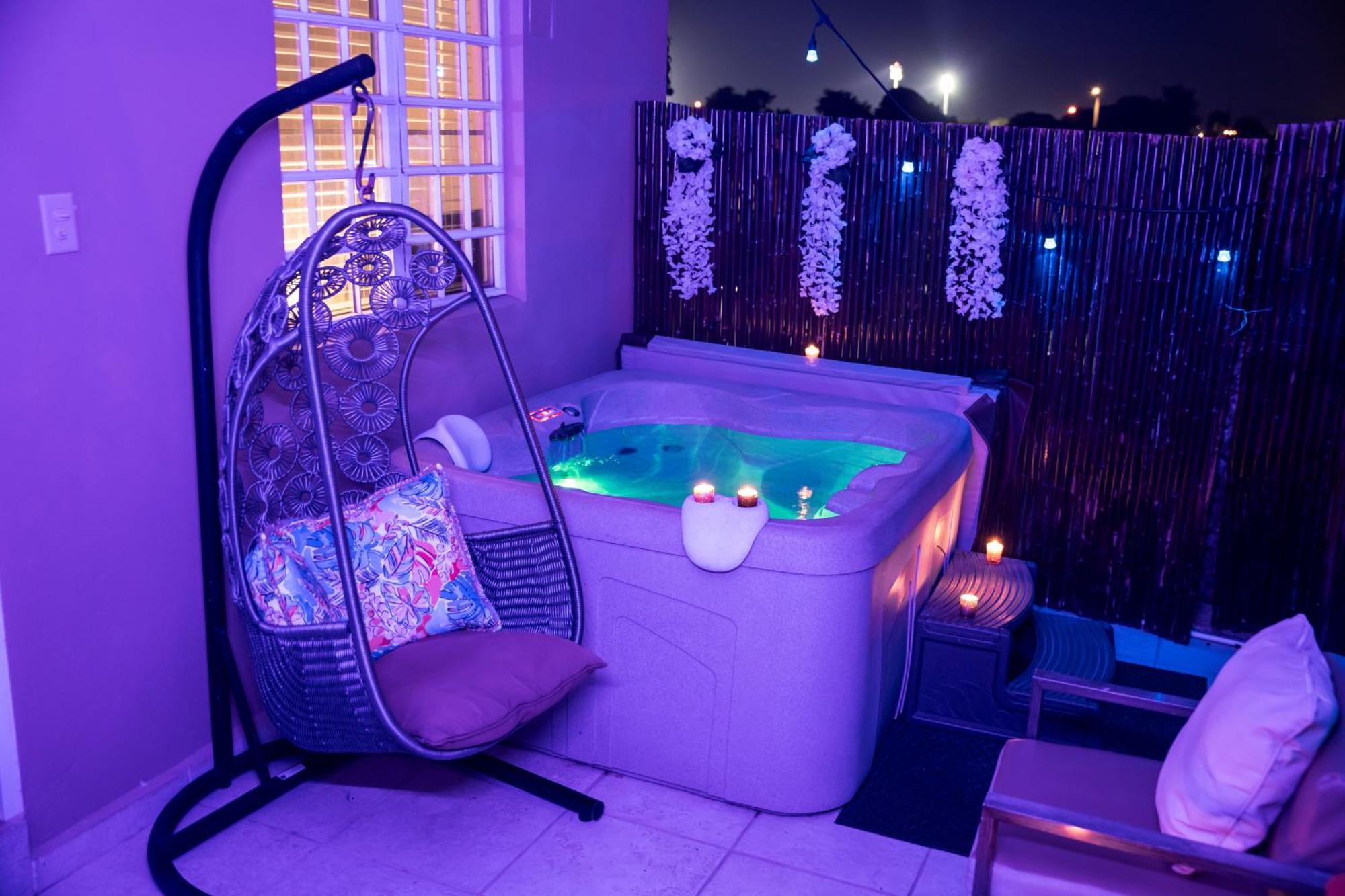 Appartement Private Jacuzzi Oasis With Mountain Views And Free Parking à Ponce Extérieur photo